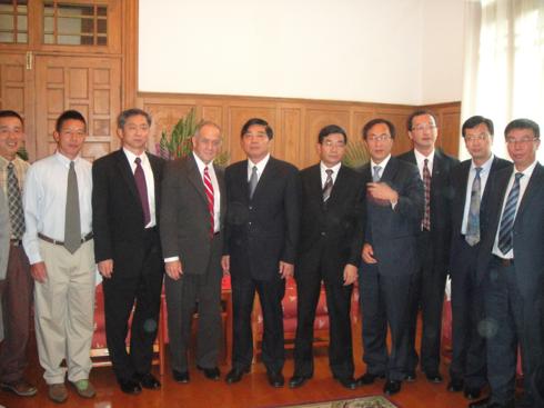 Political and adminstrative leadership of Kunming on right.  JPods team on right.