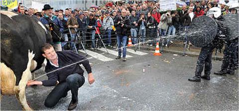 European Farmers&rsquo; Anger Spills Into the Streets of Brussels