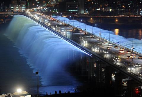 800px-Rainbow_fountain_Seoul