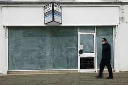 [U.K. household expenditure dropped 1.3% in the first quarter, the biggest decline since 1980.]