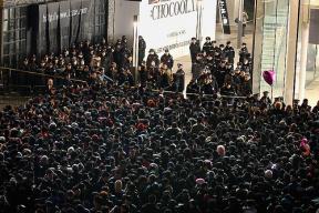 apple iphone 4S crowd