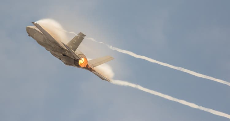 F-35 Lightning II Kampfjet im Flug