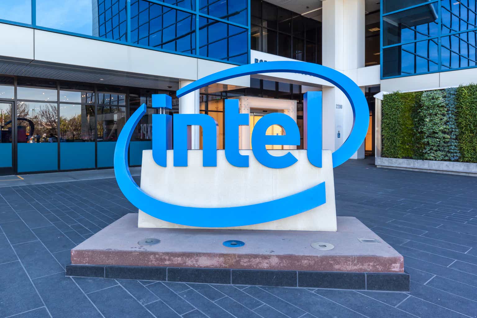 Intel Stock: Compelling New Xeon, Dividend Reduction (NASDAQ:INTC)