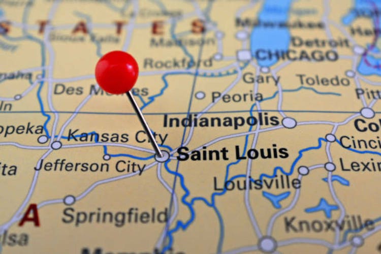 Pin marked city of Saint Louis on map, Missouri, EUA