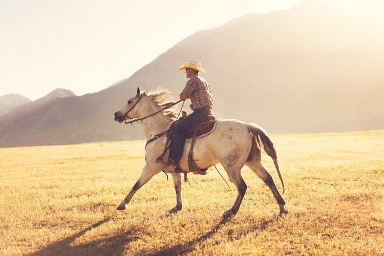 Vaqueros de paseos a caballo al amanecer