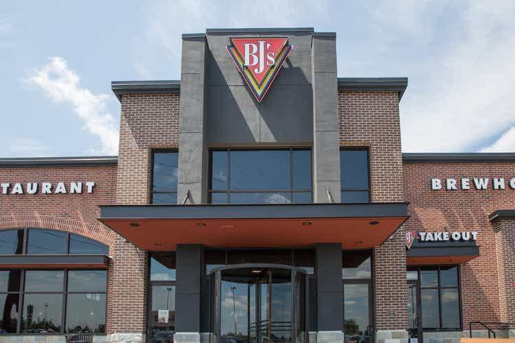 Entrance to BJ"s Brewhouse restaurant front