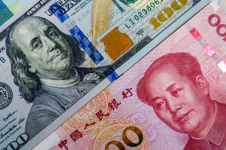 چهره به چهره اسکناس های دلار آمریکا و اسکناس های یوان چین از 2 اقتصاد بزرگ جهان و آنها در حال حاضر آمریکا و چین تجارت جنگ دارند.