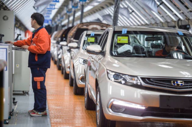 In the Geely Automobile Factory in Linhai City, Zhejiang Province, the entire assembly line has been busy making new cars.