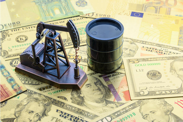 Erdöl, Petrodollars und Rohöl Konzept: Pump Jack und einem schwarzen Zylinder auf USD US-Dollar-Noten, zeigt das Geld erhalten oder aus dem Verkauf nach Investitionen in die Entwicklung der Öl-Industrie verdient.
