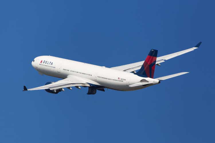 Delta Air Lines Airbus A330-300 Banking