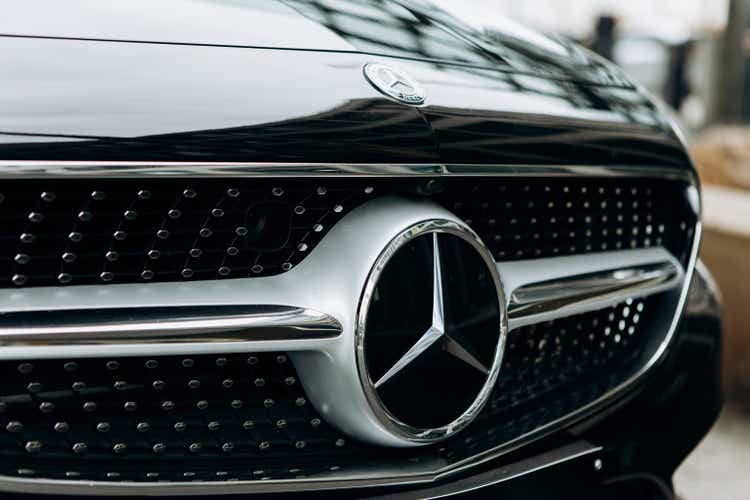 A close-up of the new blackMercedes-Benz SLC