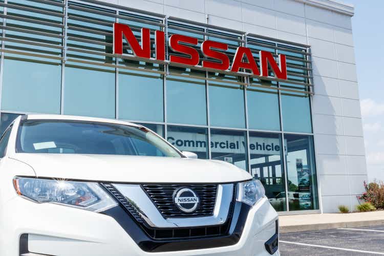 Nuovi veicoli presso una concessionaria Nissan Car e SUV. Nissan fa parte della Renault-Nissan Alliance VII