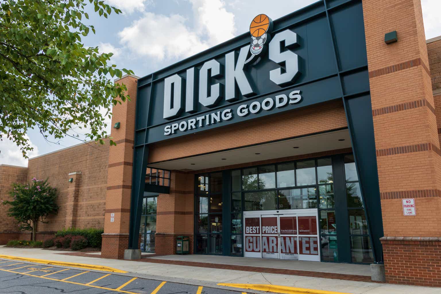 DICK'S Sporting Goods' Foot Locker Deal Is Highly Questionable