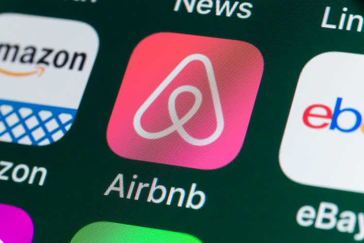 Airbnb, Amazon, ebay, News and other apps on the iPhone screen