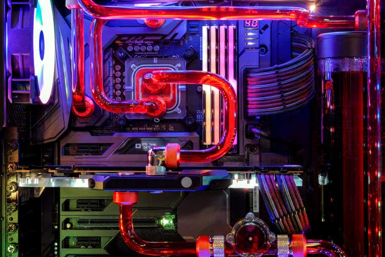 Настольный ПК Игровые и воды охлаждения CPU со светодиодным RGB свет показать статус на рабочем режиме