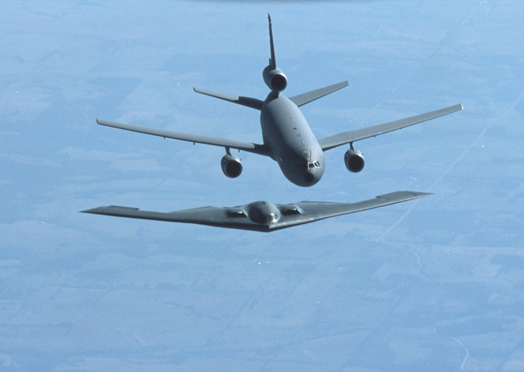 B2 Tersluiks Mid-Air tanken met KC-10A Tanker