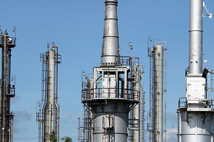 camini raffineria petrolchimica industria petrolifera