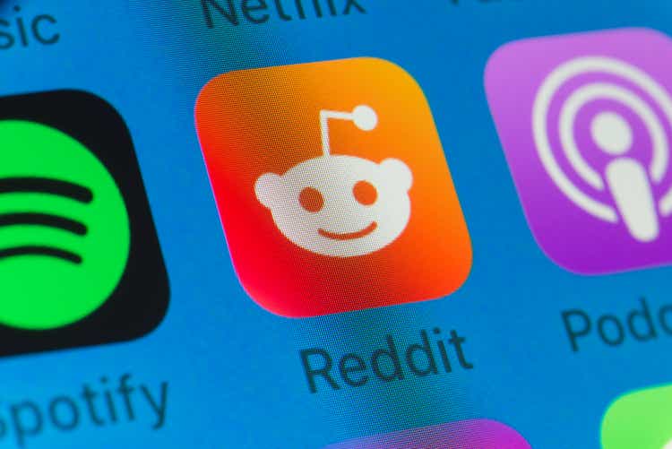 Reddit, Spotify, Podcasts and other mobile apps on the iPhone screen