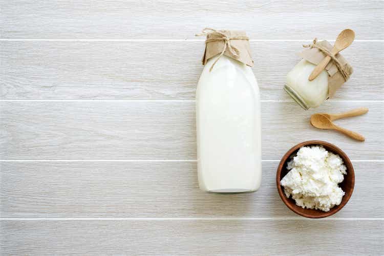 Productos lácteos en frascos de vidrio en fondo claro