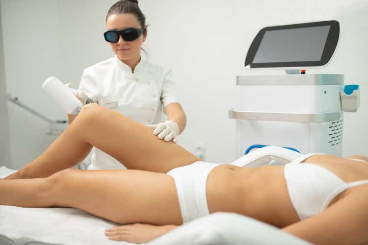 Giovane donna in trattamento laser per la depilazione