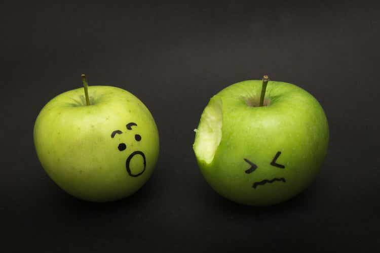 два яблока с лицами один печальный и укусил второй в ужасе