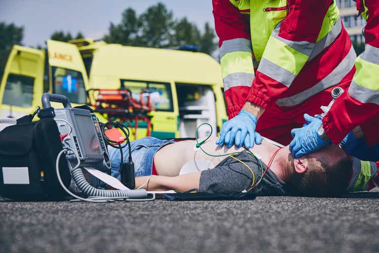 Cardiopulmonary resuscitation on road