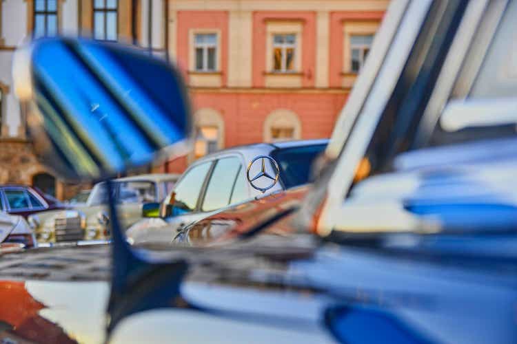 Mercedes Benz Logo auf Oldtimer. Mercedes-Benz ist ein deutscher Autohersteller. Die Marke wird für Luxusautos, Busse, Reisebusse und LKW verwendet.
