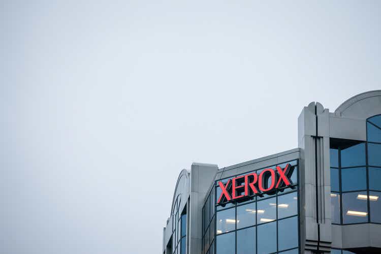 Logotipo de Xerox Corporation frente a su sede de Montreal, Quebec. Xerox es que una empresa multinacional especializada en fotocopiadoras y servicios digitales