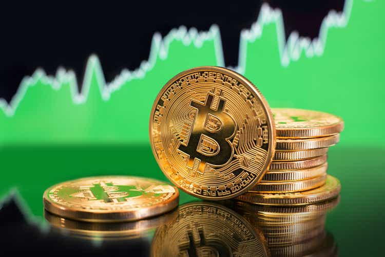Bitcoin kovanice sa zelenim grafikonom