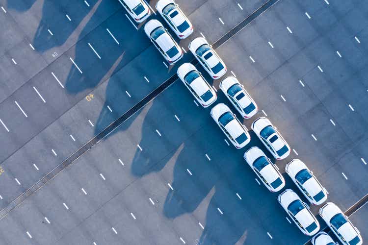 The aerial photograph of the outdoor warehouse of the new car.