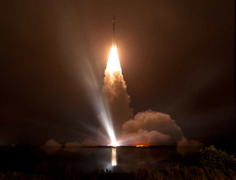 Raketenstart in der Nacht. Die Elemente des Bildes von der NASA eingerichtet.