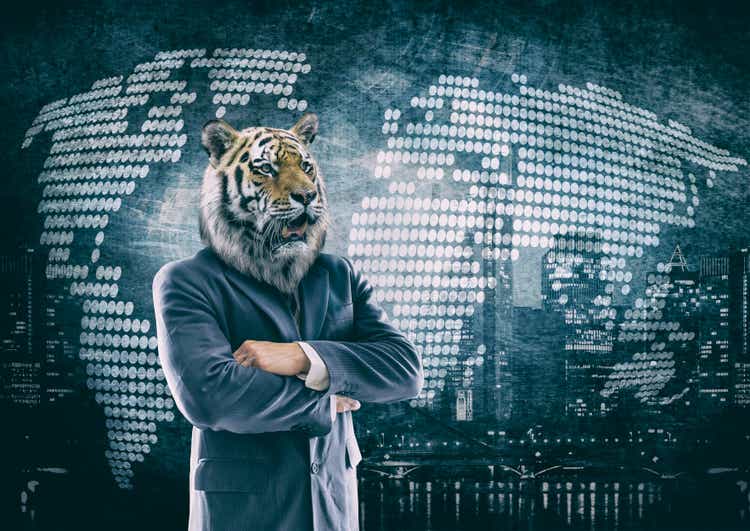 Cabeza de tigre humanoide en un hombre de negocios con traje y mapa del mundo
