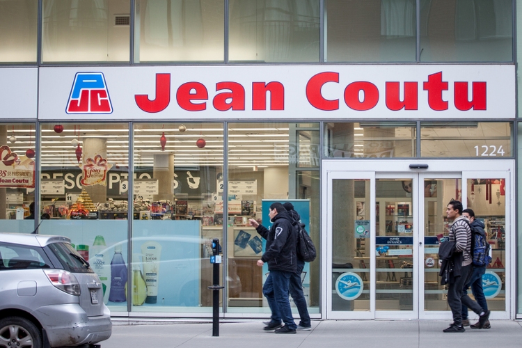 Pharmacie Jean Coutu-logo op hun belangrijkste winkel voor Montreal. Ook bekend als de PGR, Jean Coutu groep is een keten van apotheken en drogisterijen in Quebec