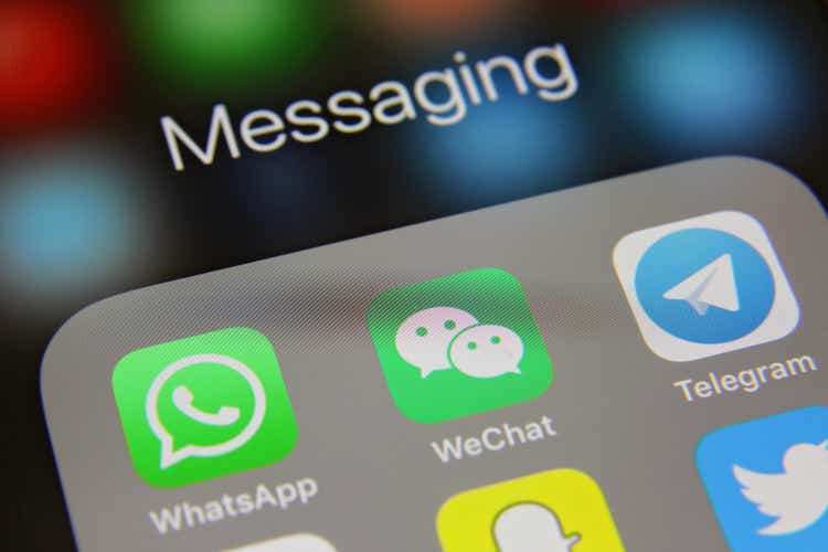Social media icons online messaging application