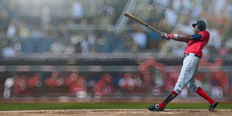 Baseball-Spieler schlagen nur Ball im Spiel In Outdoor-Arena