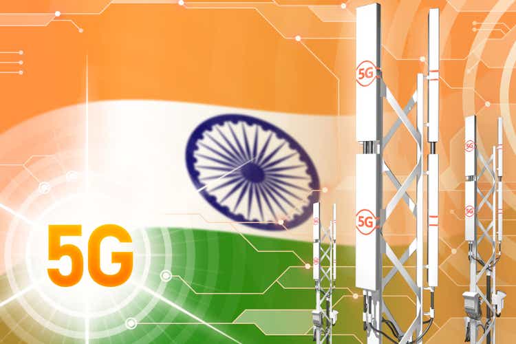 Illustration industrielle de l'Inde 5G, grand mât ou tour de réseau mobile sur fond de haute technologie avec drapeau - illustration 3D