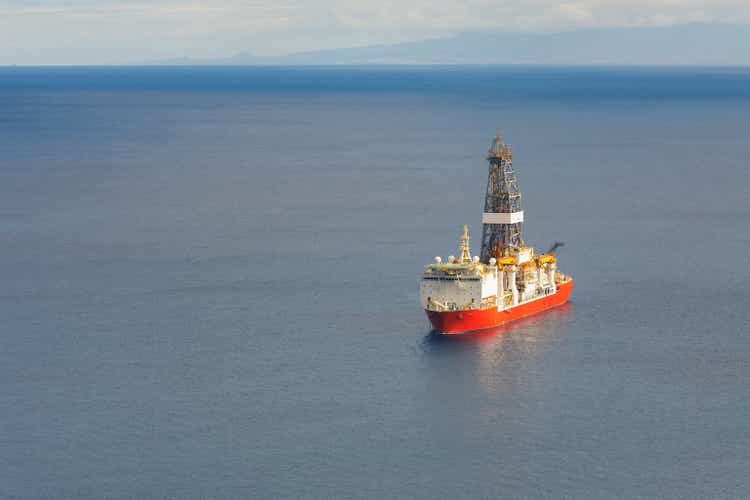 Offshore-Öl-und Gasbohrschiff, blauer Meerhintergrund, Luftblick