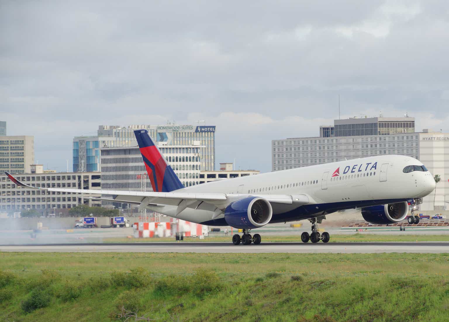 Delta Air Lines Gains As Competitors Struggle