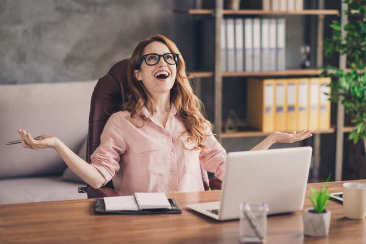 Nahaufnahme schön hob sie ihre Business-Lady Handarmkopf hob lachend lachend große Gehaltseinkünfte Genie Genie Startup Notebook-Tisch sitzen Bürostuhl mit specs formale tragen Shirt