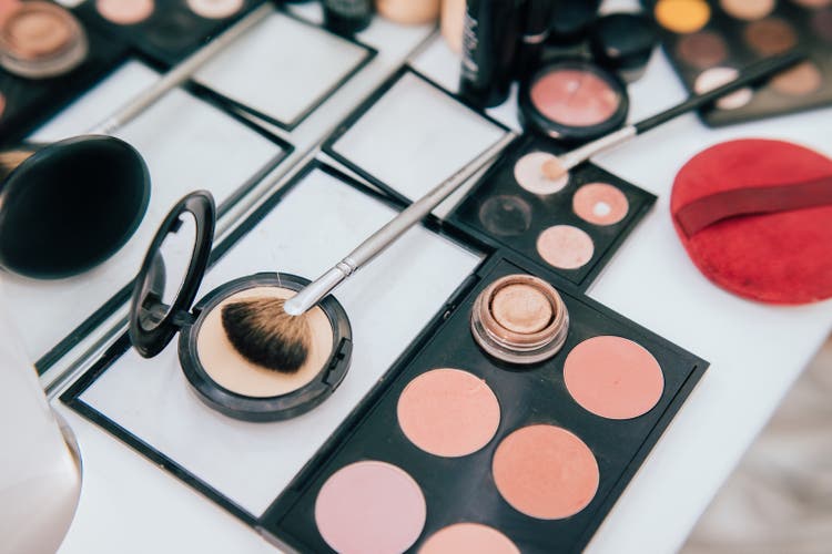 Make up set and tools.