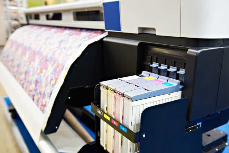 Großformatiger Drucker für Stoff und Papier