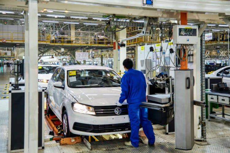 Shanghai Volkswagen"s factory assembly line, workers are manually detecting the off-line Volkswagen sedan