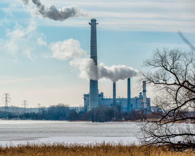 Kohlekraftwerk mit Gasen und Schadstoffen, die aus Rauchstapel kommen-abseits des Minnesota-Flusses und der großen Vogelwanderroute