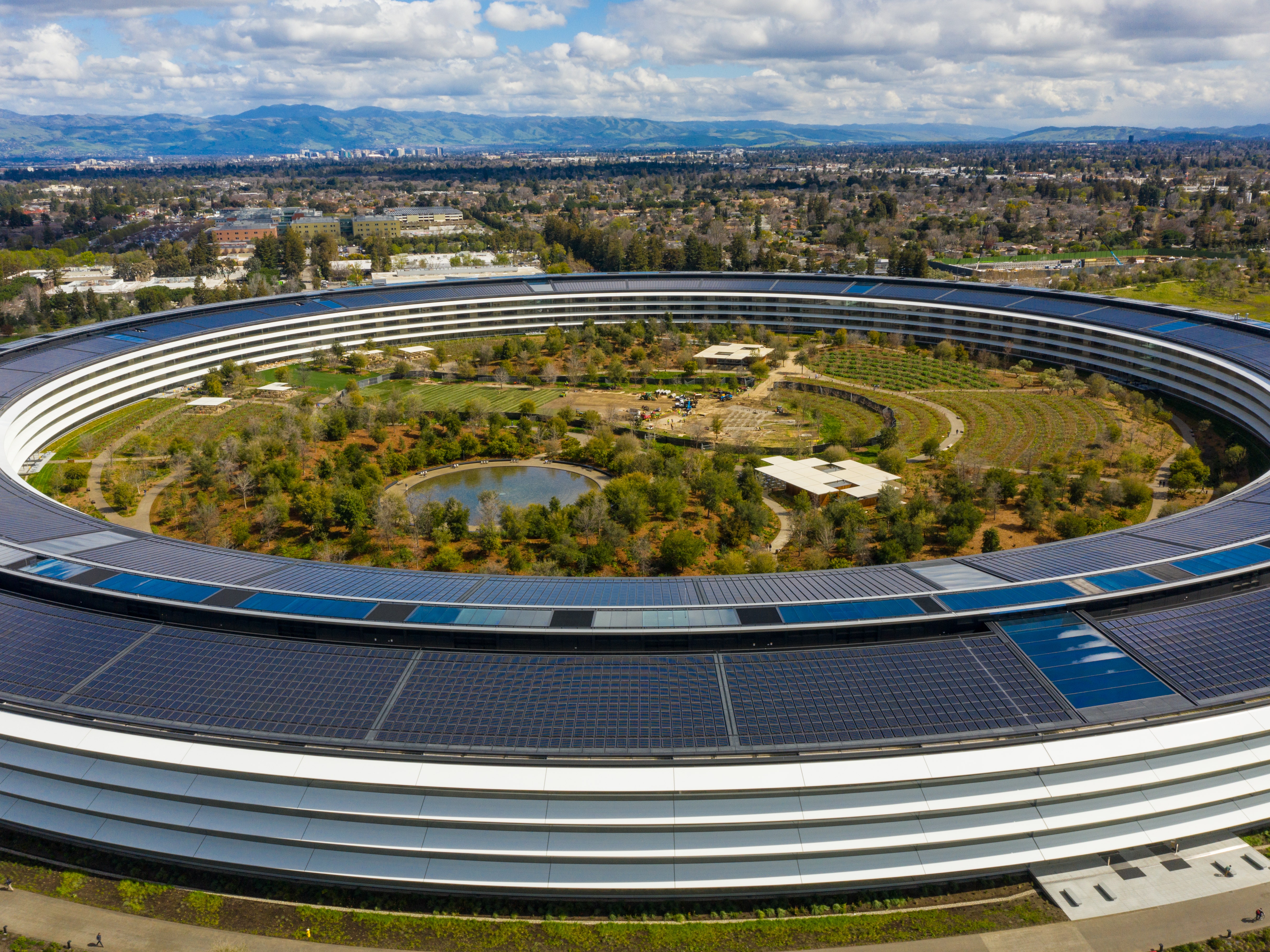 Apple says April 11 is return to office date for corporate staff: report  (NASDAQ:AAPL) | Seeking Alpha
