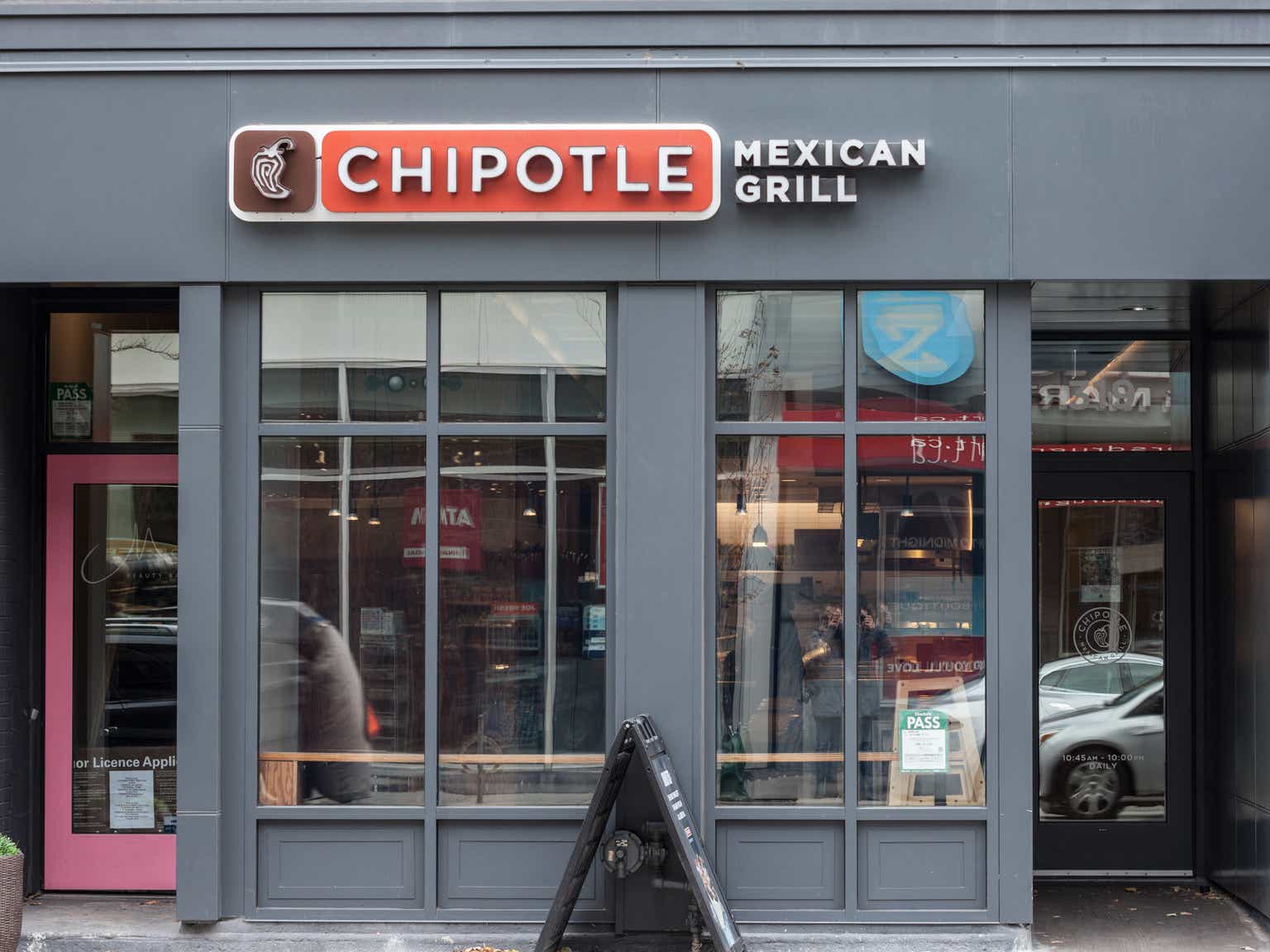 Chipotle: In A Bind As Comp Sales Decelerate And Margins Recede