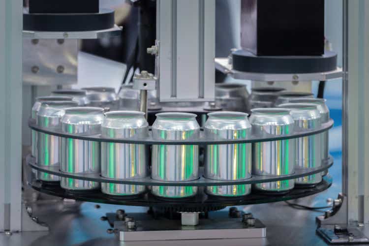 nuevas latas de aluminio vacías para el proceso de la bebida se mueven en la línea de fábrica en la máquina de cinta transportadora en la fabricación de bebidas. concepto de negocio industrial de alimentos y bebidas.