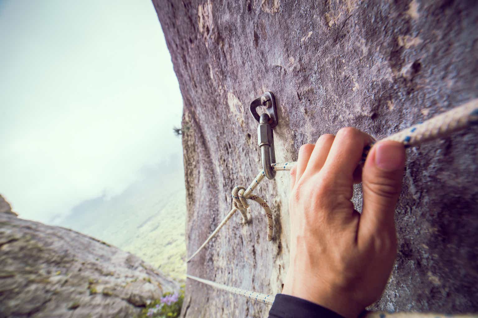 Keep climbing. Верёвочная петля альпинизм. Рука держит веревку. Горы в карабине. Альпинистская веревка фото.