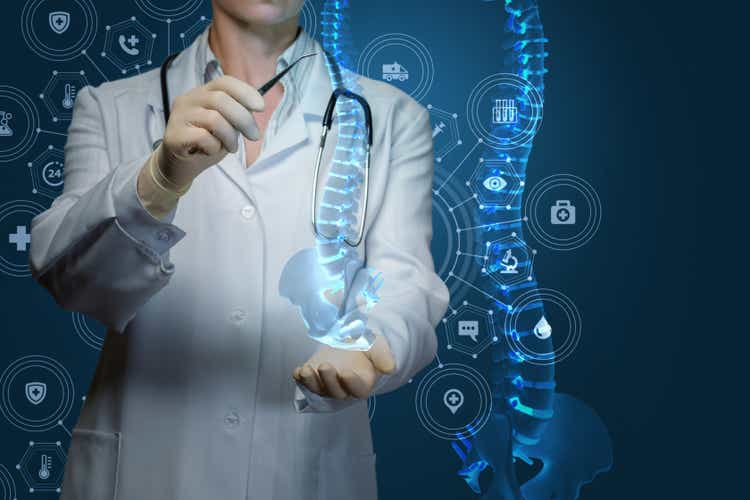 El trabajador de la medicina trata la columna vertebral humana.