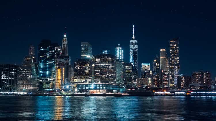 Panoramic view of Manhattan skyscrapers at night, at Christmas, from the Dumbo area in Brooklyn