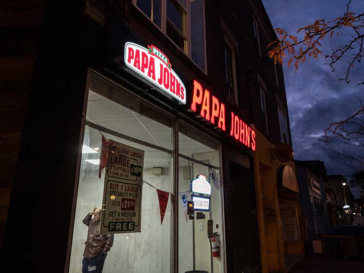 Logotipo de Papa John na frente de seu Fast Food local em Toronto, Ontário. Papa Johns pizza é um braind americano de pizza e pizzaria restaurantes